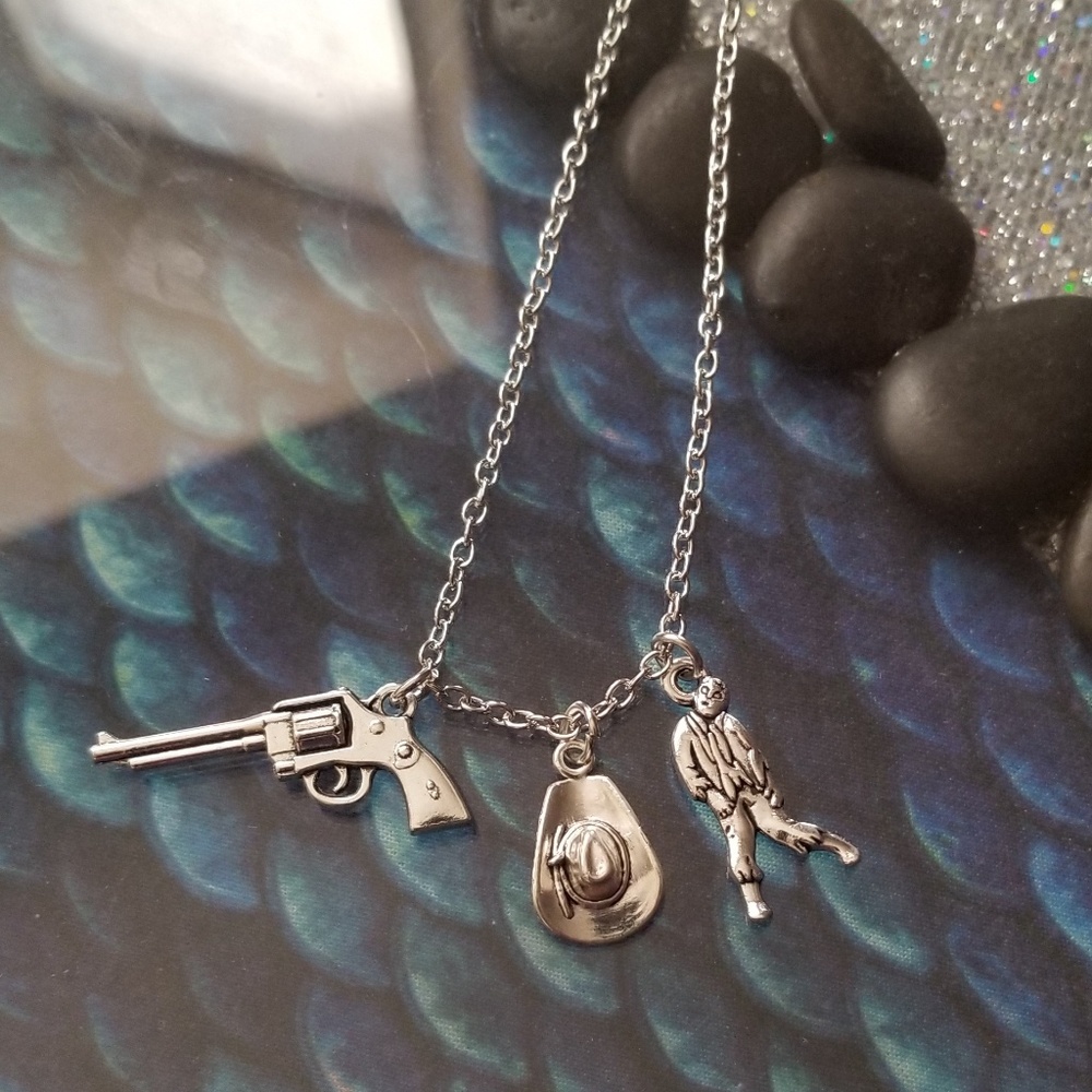 Halloween zombie necklace!!